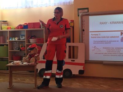 Zdjęcie 9 - NIE BĄDŹ BIERNY NAUCZ SIĘ POMAGAĆ... PRZEDSZKOLAKI UCZĄ SIĘ PIERWSZEJ POMOCY W PRZYPADKU URAZÓW I ZŁAMAŃ