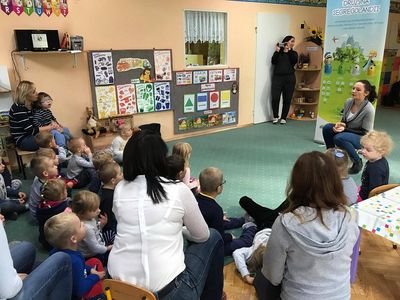 Zdjęcie 6 - "DRUŻYNA SEGREGOLANDII", CZYLI SPOTKANIE PRZEDSZKOLAKÓW Z PRZEDSTAWICIELEM KZGRL