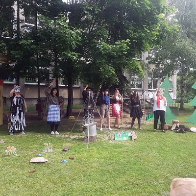 Zdjęcie 49 - Dzień Dziecka - Przedstawienie nauczyciele dzieciom "Jaś I Małgosia"