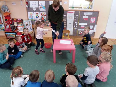Zdjęcie 16 - Maleństwa eksperymentują w Laboratorium 4 żywiołów