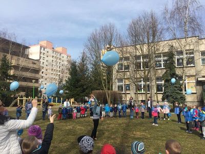 Zdjęcie 1 - NIEBIESKI HAPPENING PRZEDSZKOLAKÓW... RAZEM DLA AUTYZMU
