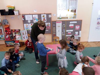 Zdjęcie 13 - Maleństwa eksperymentują w Laboratorium 4 żywiołów