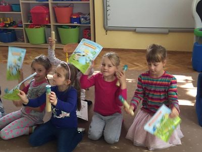 Zdjęcie 31 - "DRUŻYNA SEGREGOLANDII", CZYLI SPOTKANIE PRZEDSZKOLAKÓW Z PRZEDSTAWICIELEM KZGRL