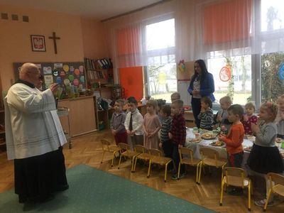 Zdjęcie 37 - FINAŁ PRZEDŚWIĄTECZNYCH PRZYGOTOWAŃ, czyli zajączek i wielkanocne śniadanko w przedszkolu