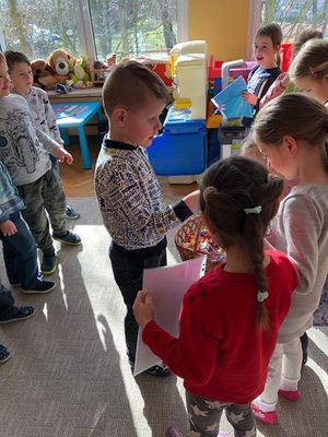 Zdjęcie 8 - Dzień Kobiet w grupie KANGURKI