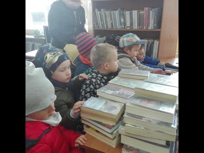 Zdjęcie 4 - TYGRYSKI ODWIEDZIŁY BIBLIOTEKĘ OSIEDLOWĄ