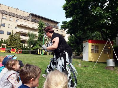 Zdjęcie 30 - Dzień Dziecka - Przedstawienie nauczyciele dzieciom "Jaś I Małgosia"