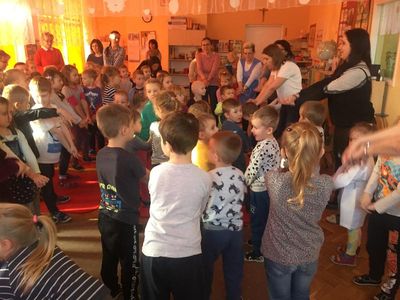 Zdjęcie 5 - NA RATUNEK - ZANIM PRZYJEDZIE LEKARZ, CZYLI KOLEJNY CYKL ZAJĘĆ Z PIERWSZEJ POMOCY PRZEDMEDYCZNEJ