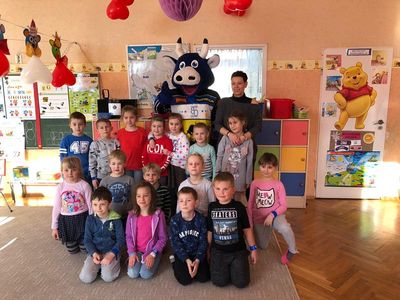 Zdjęcie 2 - Byczek Unii Leszno odwiedził nasze przedszkole
