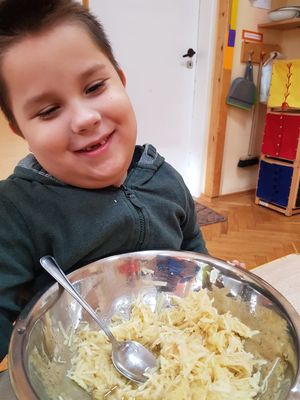Zdjęcie 14 - Ćwiczymy rączki w musie jabłkowym