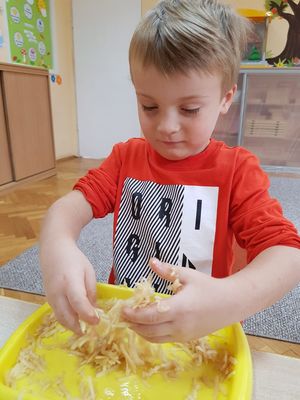 Zdjęcie 21 - Ćwiczymy rączki w musie jabłkowym