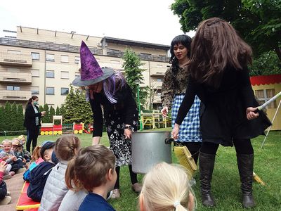 Zdjęcie 14 - Dzień Dziecka - Przedstawienie nauczyciele dzieciom "Jaś I Małgosia"