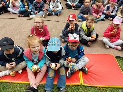 Zdjęcie 12 - Dzień Dziecka - Przedstawienie nauczyciele dzieciom "Jaś I Małgosia"