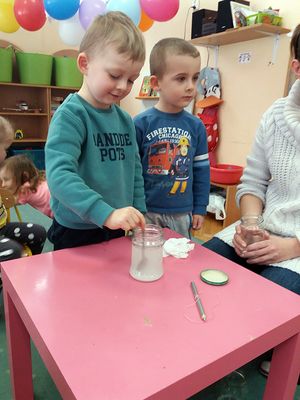 Zdjęcie 38 - Maleństwa eksperymentują w Laboratorium 4 żywiołów