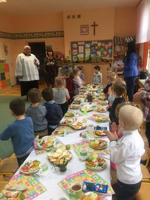 Zdjęcie 38 - FINAŁ PRZEDŚWIĄTECZNYCH PRZYGOTOWAŃ, czyli zajączek i wielkanocne śniadanko w przedszkolu