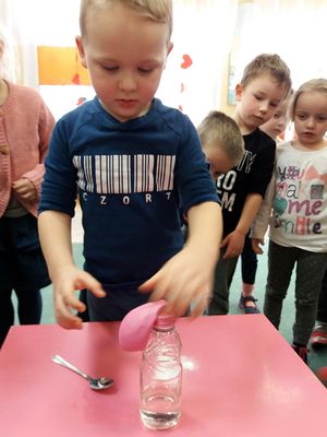 Zdjęcie 24 - Maleństwa eksperymentują w Laboratorium 4 żywiołów