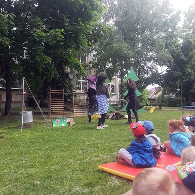 Zdjęcie 53 - Dzień Dziecka - Przedstawienie nauczyciele dzieciom "Jaś I Małgosia"