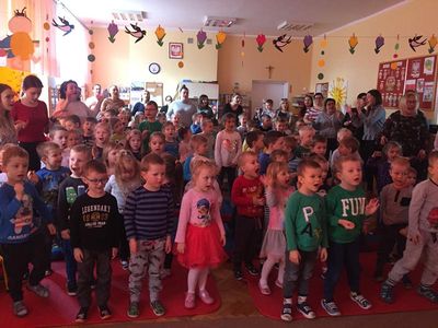 Zdjęcie 13 - PRZEDSZKOLAKI i PRACOWNICY ŻEGNAJĄ PANIĄ DYREKTOR