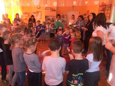 Zdjęcie 7 - NA RATUNEK - ZANIM PRZYJEDZIE LEKARZ, CZYLI KOLEJNY CYKL ZAJĘĆ Z PIERWSZEJ POMOCY PRZEDMEDYCZNEJ