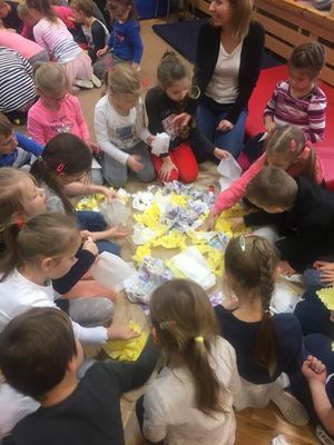 Zdjęcie 3 - PRZEDSZKOLNE ŚWIĘTO, CZYLI OBCHODY MIĘDZYNARODOWEGO DNIA OSÓB NIEPEŁNOSPRAWNYCH