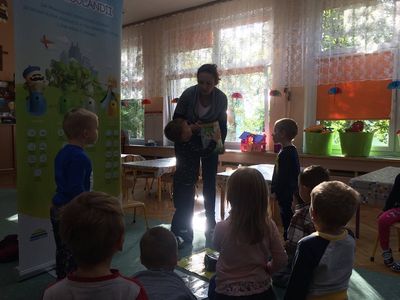 Zdjęcie 43 - "DRUŻYNA SEGREGOLANDII", CZYLI SPOTKANIE PRZEDSZKOLAKÓW Z PRZEDSTAWICIELEM KZGRL