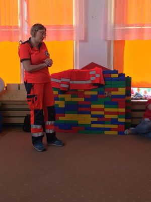Zdjęcie 5 - NIE BĄDŹ BIERNY NAUCZ SIĘ POMAGAĆ... PRZEDSZKOLAKI UCZĄ SIĘ PIERWSZEJ POMOCY W PRZYPADKU URAZÓW I ZŁAMAŃ