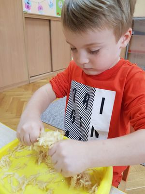 Zdjęcie 19 - Ćwiczymy rączki w musie jabłkowym