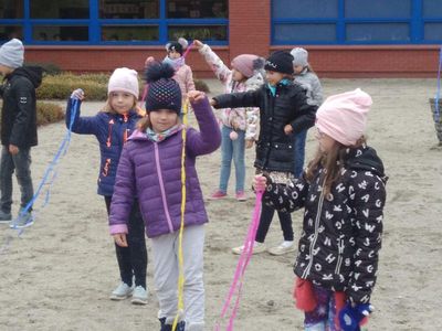 Zdjęcie 4 - TYGRYSKI ODWIEDZIŁY SZKOŁĘ PODSTAWOWĄ NR 13 W LESZNIE