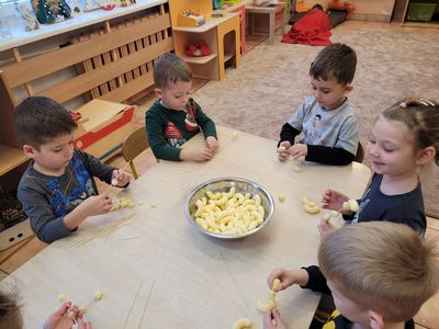 Zdjęcie 38 - Kąciki zabawowo-zadaniowe w pierwszym półroczu