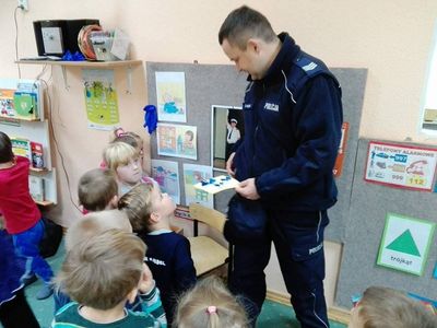 Zdjęcie 4 - SPOTKANIE Z POLICJANTAMI