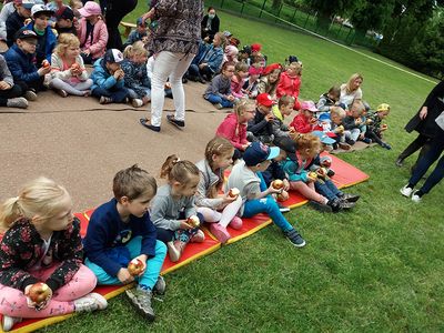 Zdjęcie 10 - Dzień Dziecka - Przedstawienie nauczyciele dzieciom "Jaś I Małgosia"