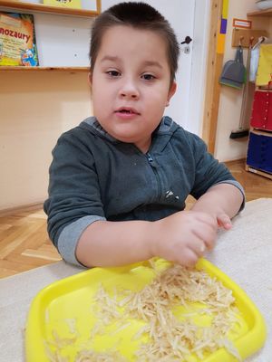 Zdjęcie 22 - Ćwiczymy rączki w musie jabłkowym