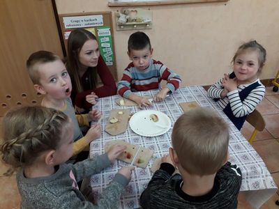 Zdjęcie 10 - KRÓLICZKI POZNAJĄ ŚWIAT WG KONCEPCJI F. FROEBLA