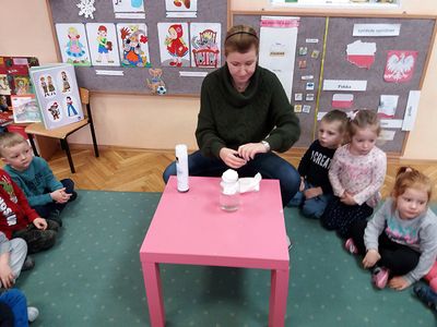 Zdjęcie 2 - Maleństwa eksperymentują w Laboratorium 4 żywiołów