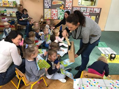 Zdjęcie 4 - "DRUŻYNA SEGREGOLANDII", CZYLI SPOTKANIE PRZEDSZKOLAKÓW Z PRZEDSTAWICIELEM KZGRL