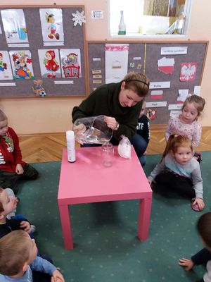 Zdjęcie 5 - Maleństwa eksperymentują w Laboratorium 4 żywiołów