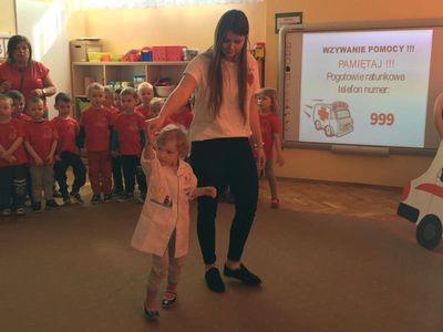 Zdjęcie 13 - NIE BĄDŹ BIERNY NAUCZ SIĘ POMAGAĆ... PRZEDSZKOLAKI UCZĄ SIĘ PIERWSZEJ POMOCY W PRZYPADKU URAZÓW I ZŁAMAŃ