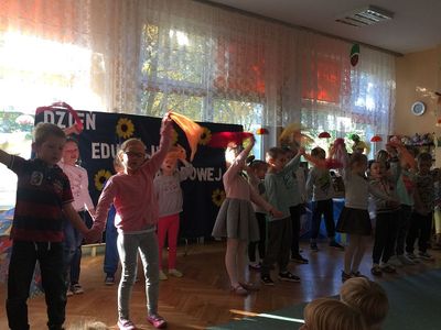 Zdjęcie 18 - DZIEŃ WYJĄTKOWY... CZYLI ŚWIĘTUJEMY "DZIEŃ EDUKACJI NARODOWEJ"
