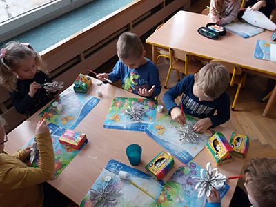 Zdjęcie 10 - Maleństwa biorą udział w konkursie "Choinka w eko odsłonie"