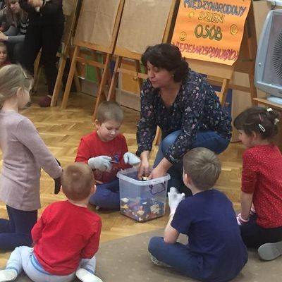 Zdjęcie 8 - PRZEDSZKOLNE ŚWIĘTO, CZYLI OBCHODY MIĘDZYNARODOWEGO DNIA OSÓB NIEPEŁNOSPRAWNYCH