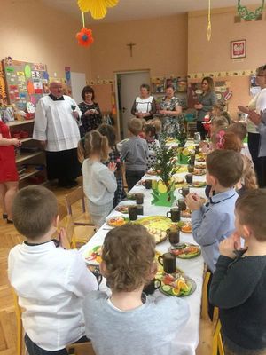 Zdjęcie 43 - FINAŁ PRZEDŚWIĄTECZNYCH PRZYGOTOWAŃ, czyli zajączek i wielkanocne śniadanko w przedszkolu