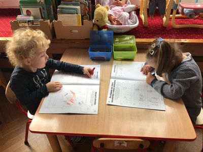 Zdjęcie 12 - "DRUŻYNA SEGREGOLANDII", CZYLI SPOTKANIE PRZEDSZKOLAKÓW Z PRZEDSTAWICIELEM KZGRL