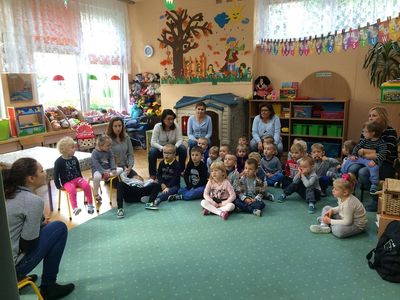 Zdjęcie 44 - "DRUŻYNA SEGREGOLANDII", CZYLI SPOTKANIE PRZEDSZKOLAKÓW Z PRZEDSTAWICIELEM KZGRL