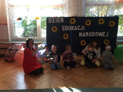 Zdjęcie 1 - DZIEŃ WYJĄTKOWY... CZYLI ŚWIĘTUJEMY "DZIEŃ EDUKACJI NARODOWEJ"