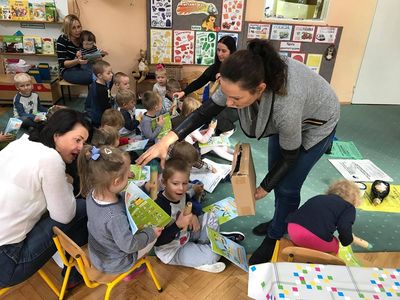 Zdjęcie 3 - "DRUŻYNA SEGREGOLANDII", CZYLI SPOTKANIE PRZEDSZKOLAKÓW Z PRZEDSTAWICIELEM KZGRL