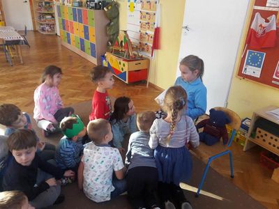 Zdjęcie 7 - CZYTANIE - REALIZACJA PROJEKTÓW MAŁY MIŚ W ŚWIECIE WIELKIEJ LITERATURY ORAZ BOHATER TYGODNIA