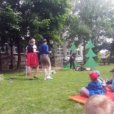 Zdjęcie 69 - Dzień Dziecka - Przedstawienie nauczyciele dzieciom "Jaś I Małgosia"