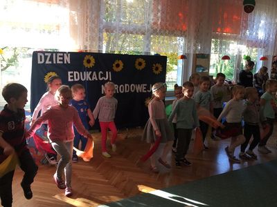 Zdjęcie 17 - DZIEŃ WYJĄTKOWY... CZYLI ŚWIĘTUJEMY "DZIEŃ EDUKACJI NARODOWEJ"