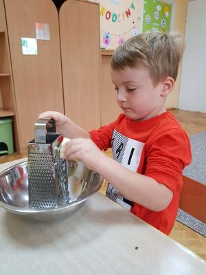 Zdjęcie 7 - Ćwiczymy rączki w musie jabłkowym