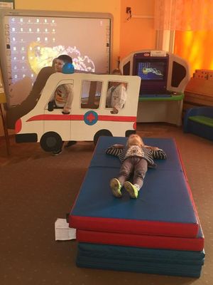 Zdjęcie 4 - NA RATUNEK - ZANIM PRZYJEDZIE LEKARZ, CZYLI KOLEJNY CYKL ZAJĘĆ Z PIERWSZEJ POMOCY PRZEDMEDYCZNEJ